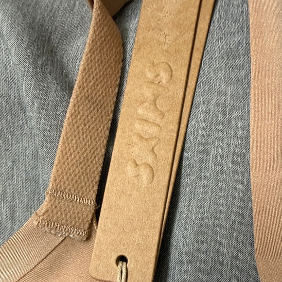 SKIMS Nude Seamless Bra - Picture 2 of 4